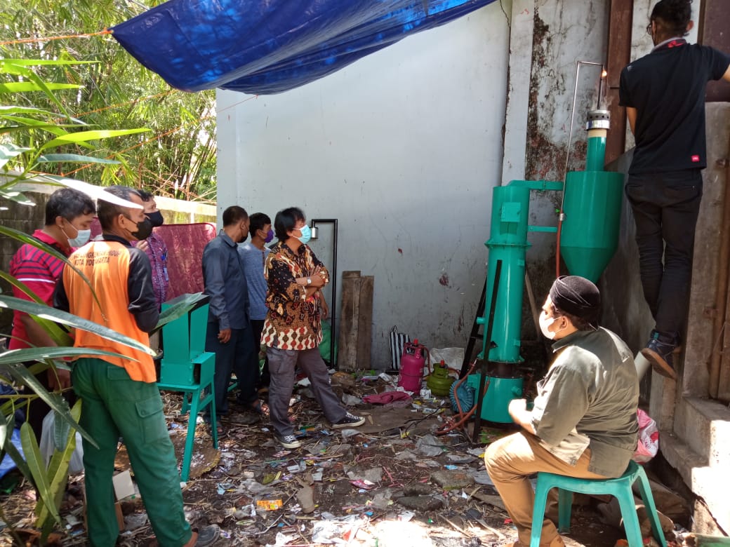 Bappeda Kunjungi Alat Pengolah Sampah Tanpa Pilah Pilih di TPST Nitikan