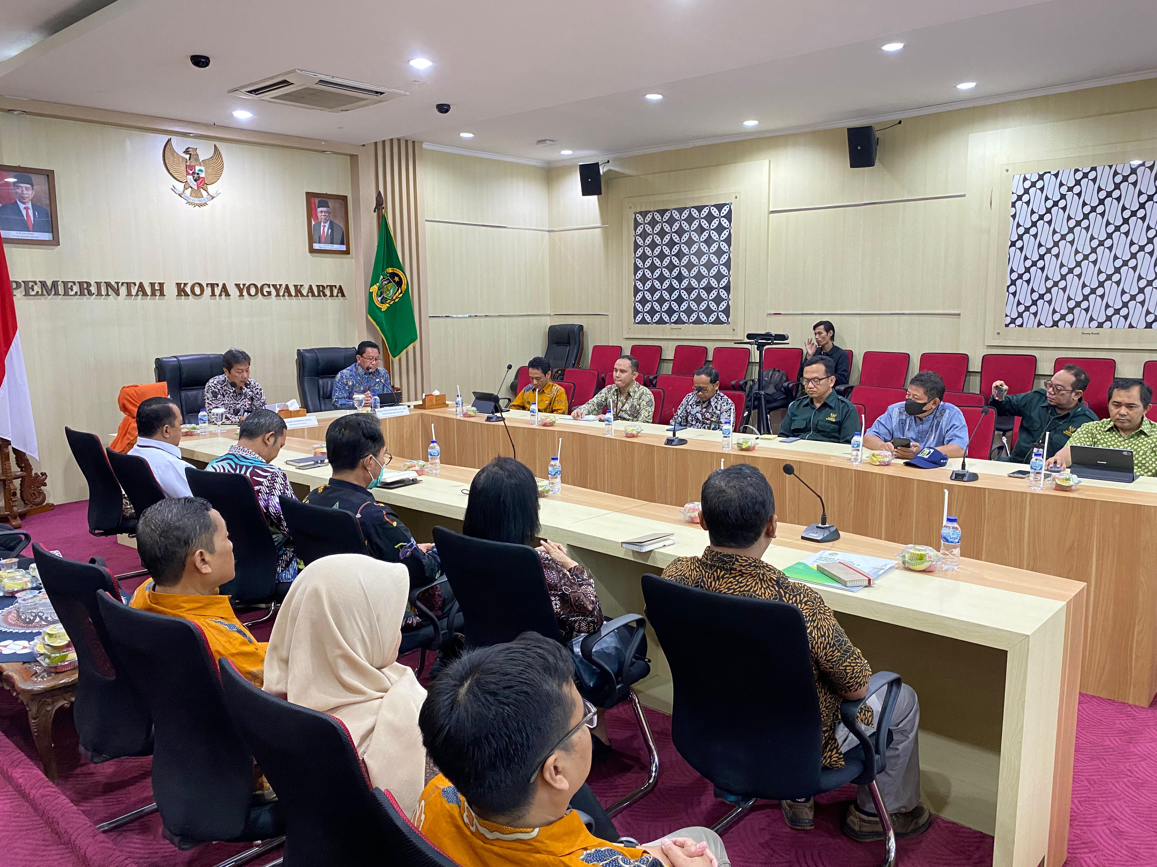 FGD TKPK untuk Mengelola Data Sasaran Kemiskinan Kota Yogyakarta